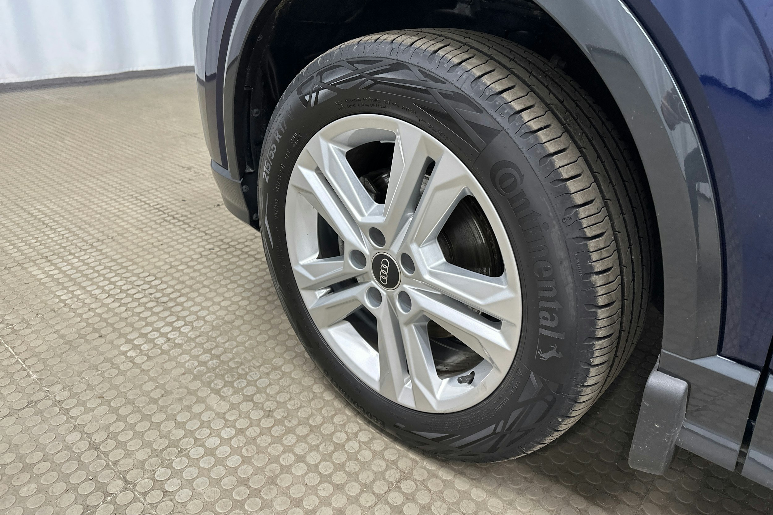 sininen Audi Q2 2024 kuva 11.