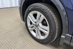 sininen Audi Q2 2024 kuva 11.