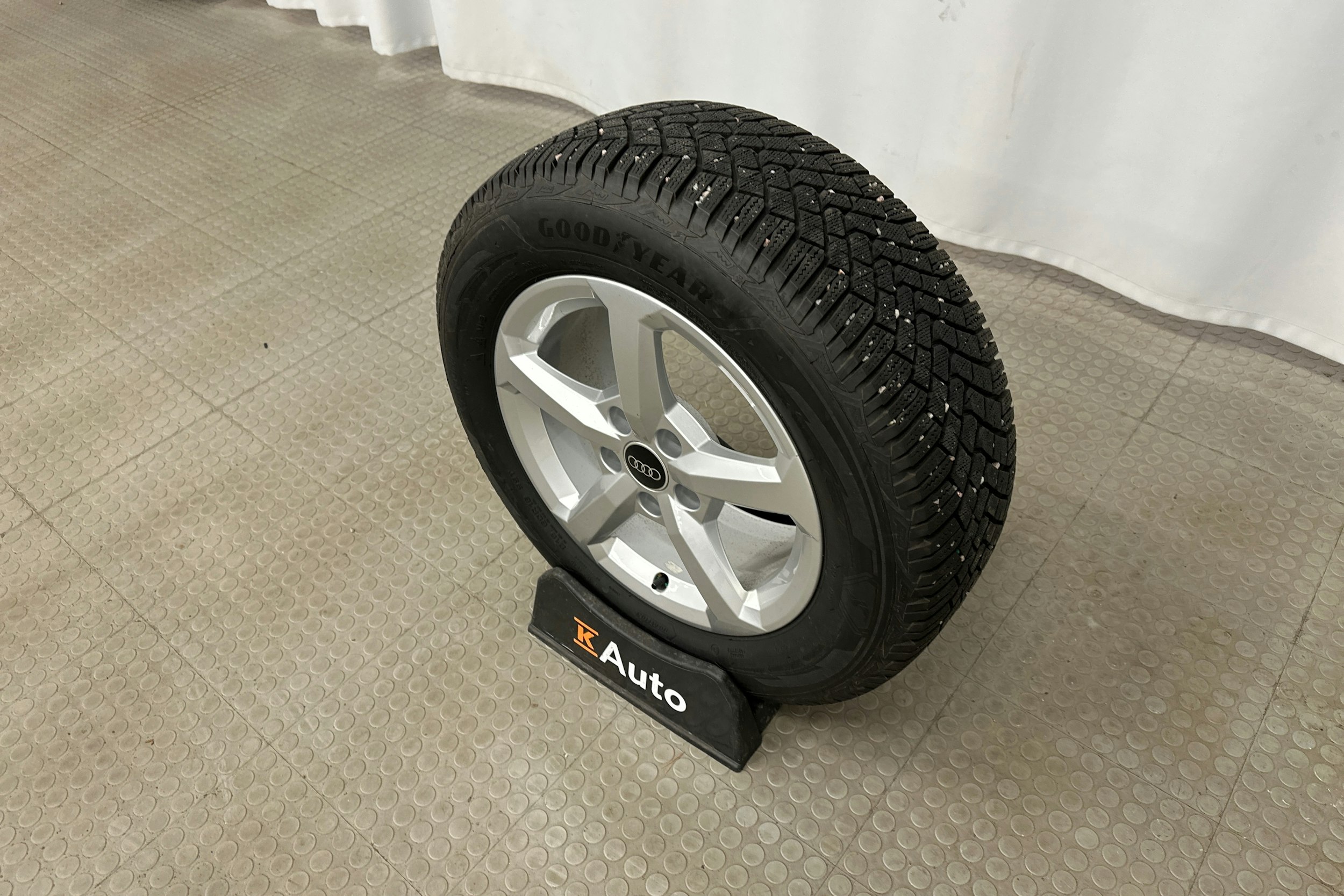 sininen Audi Q2 2024 kuva 13.