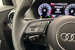 sininen Audi Q2 2024 kuva 14.