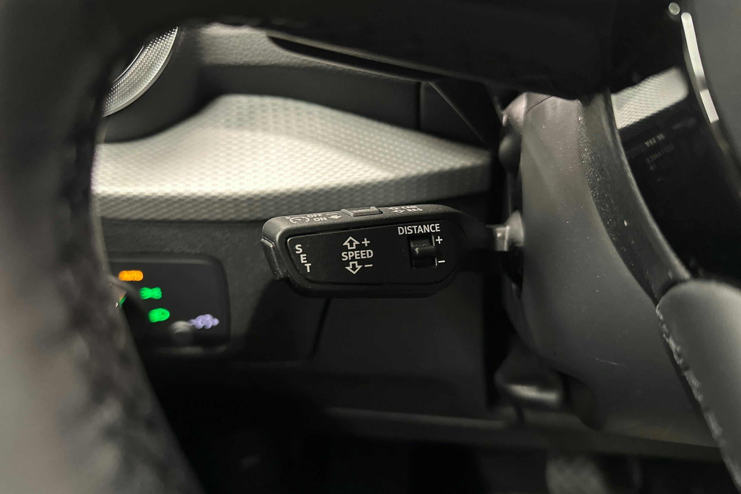 sininen Audi Q2 2024 kuva 16.