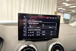 sininen Audi Q2 2024 kuva 19.