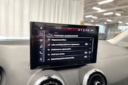 sininen Audi Q2 2024 kuva 20.