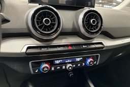 sininen Audi Q2 2024 kuva 23.