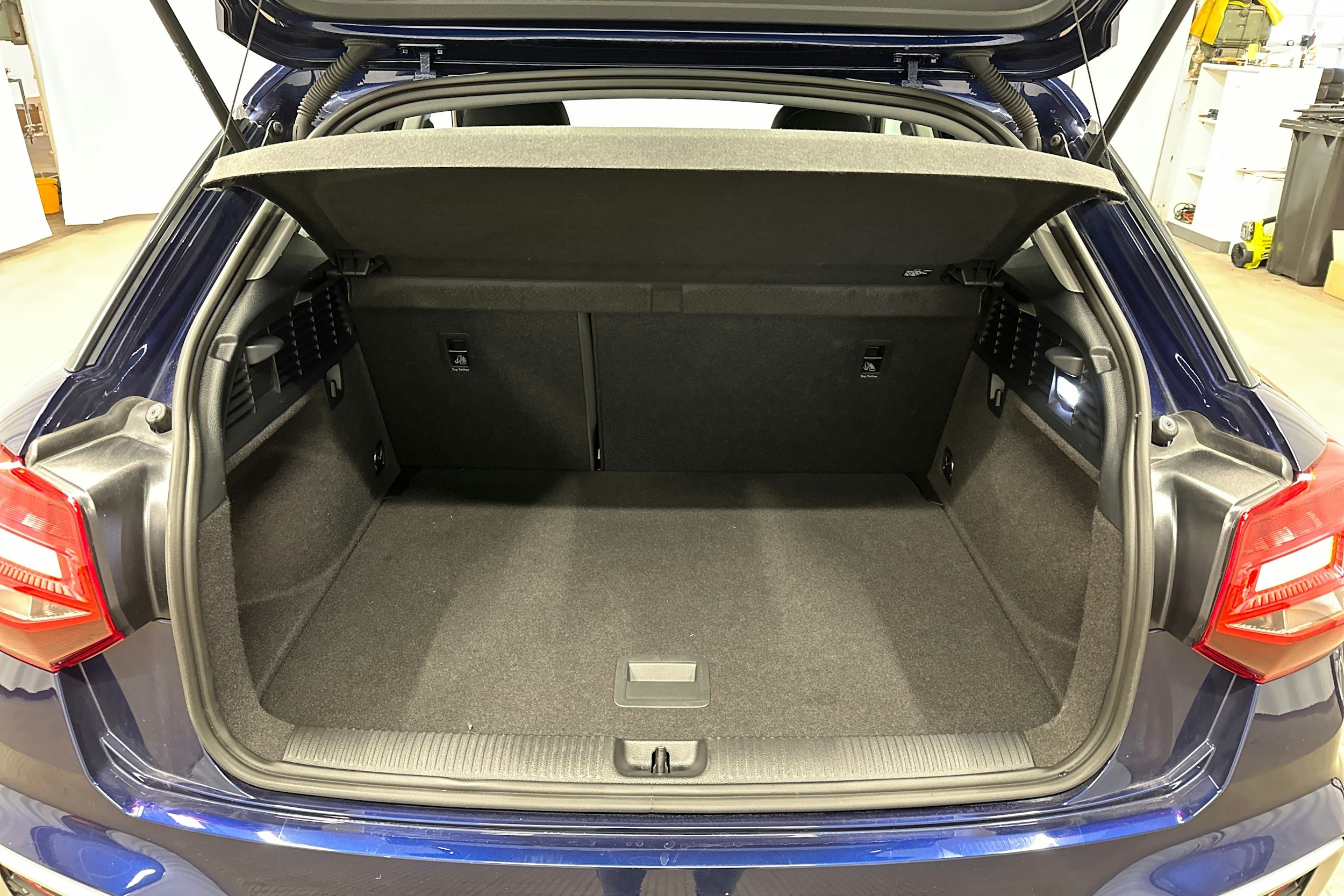 sininen Audi Q2 2024 kuva 26.