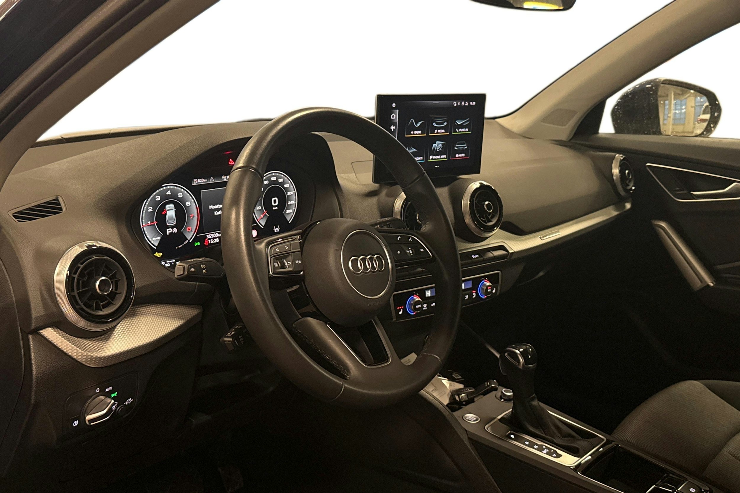 sininen Audi Q2 2024 kuva 3.