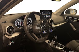 sininen Audi Q2 2024 kuva 3.