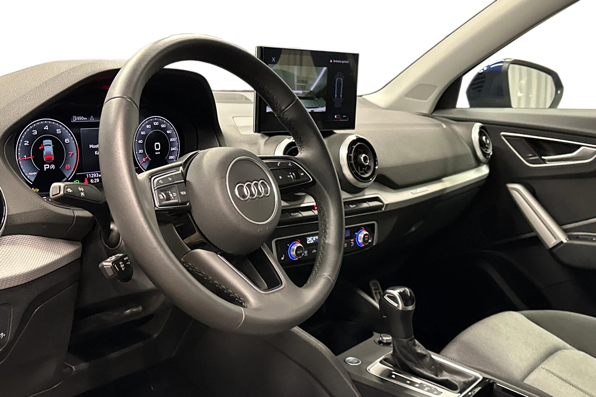 sininen Audi Q2 2024 kuva 8.