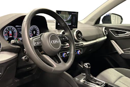 sininen Audi Q2 2024 kuva 8.