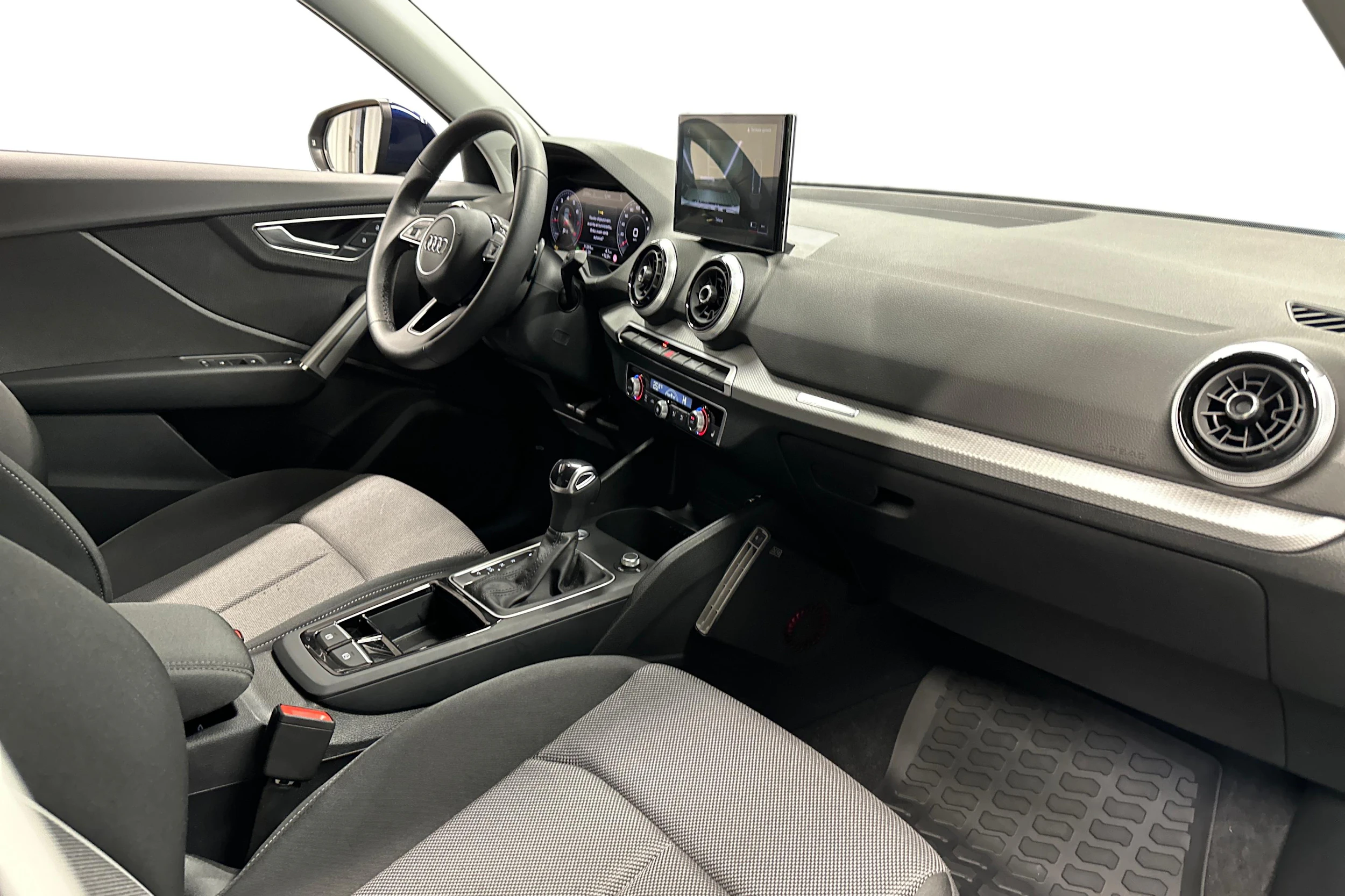 sininen Audi Q2 2024 kuva 9.