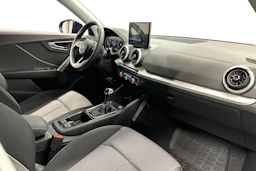 sininen Audi Q2 2024 kuva 9.