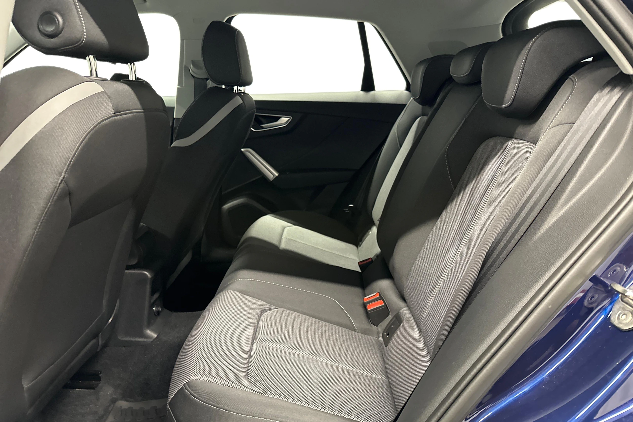 sininen Audi Q2 2024 kuva 11.