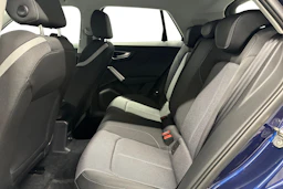 sininen Audi Q2 2024 kuva 11.