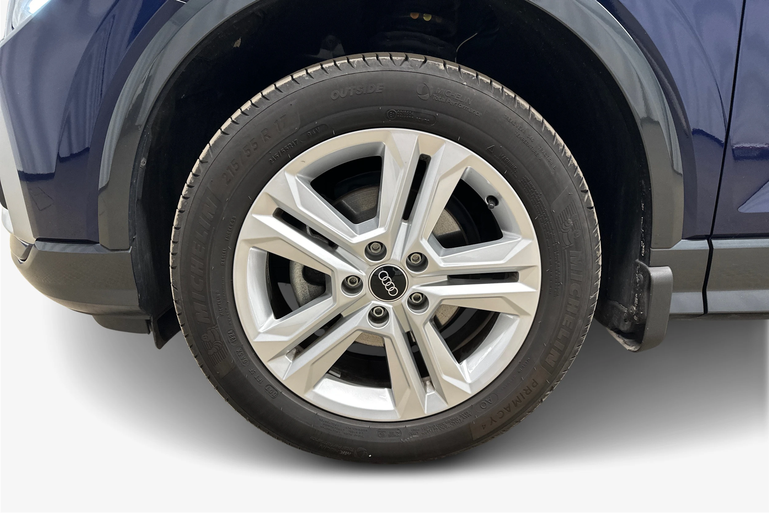 sininen Audi Q2 2024 kuva 12.