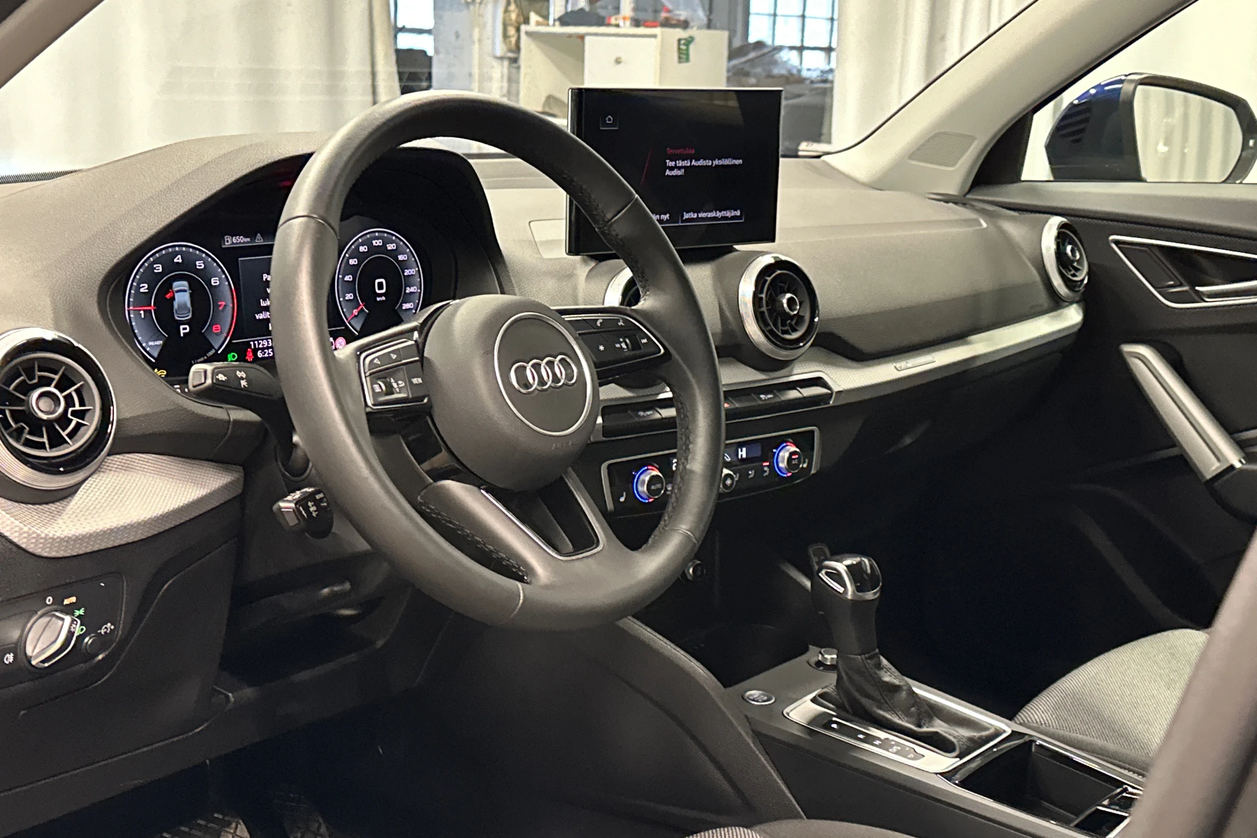 sininen Audi Q2 2024 kuva 15.