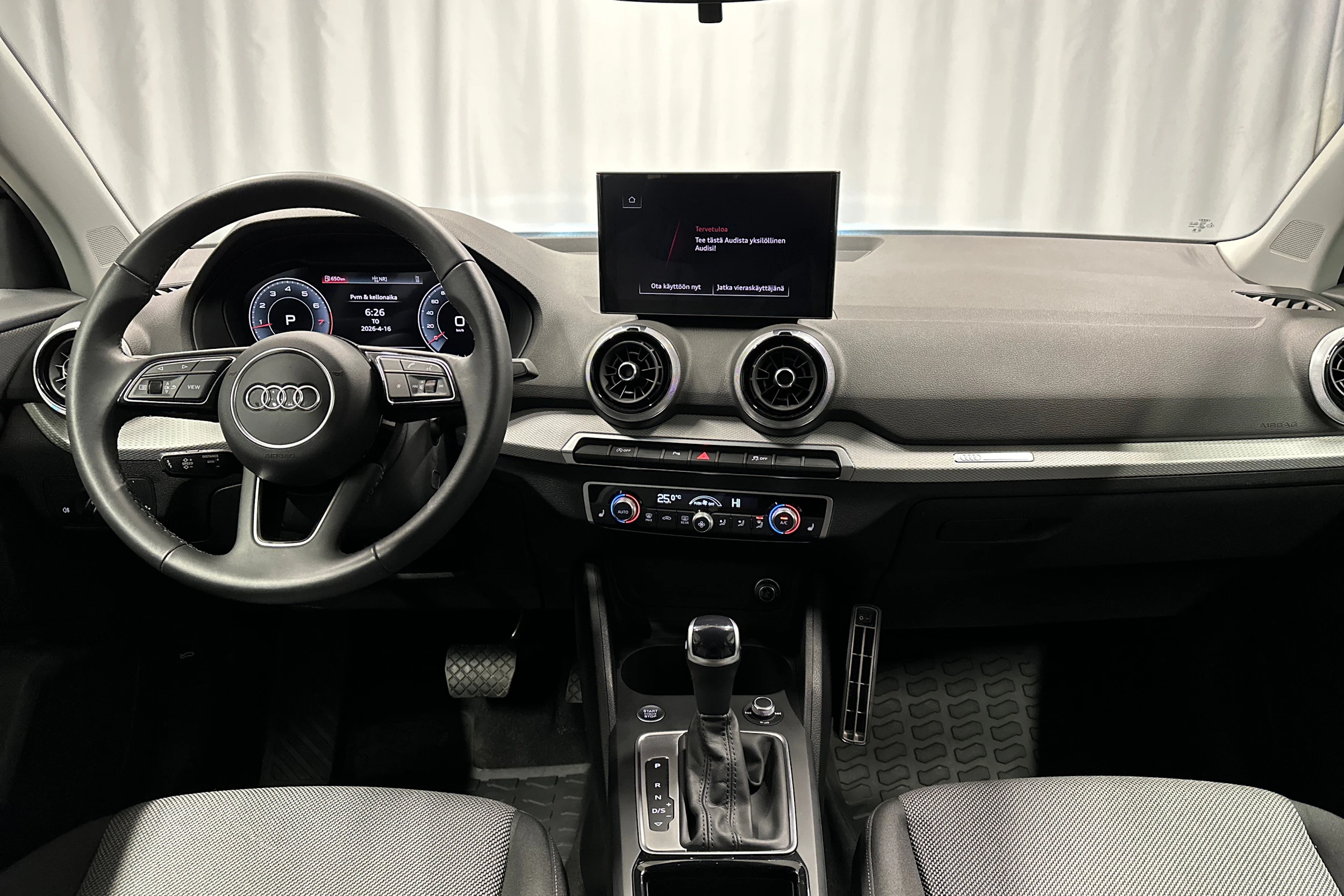 sininen Audi Q2 2024 kuva 16.