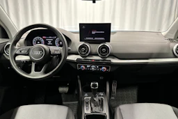 sininen Audi Q2 2024 kuva 16.