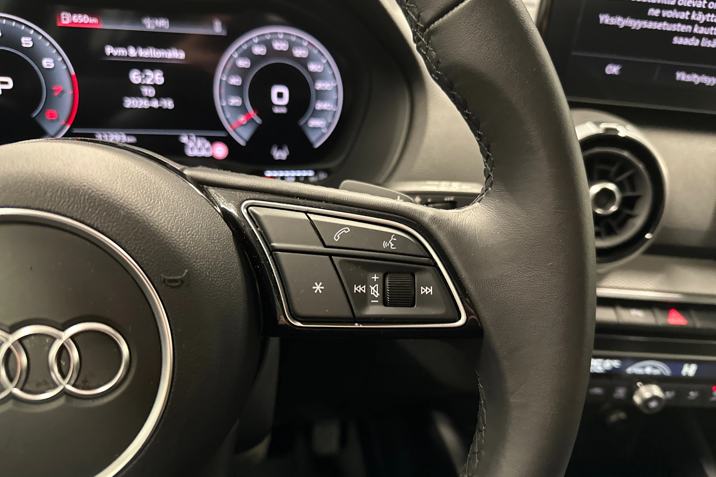 sininen Audi Q2 2024 kuva 18.