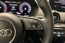 sininen Audi Q2 2024 kuva 18.