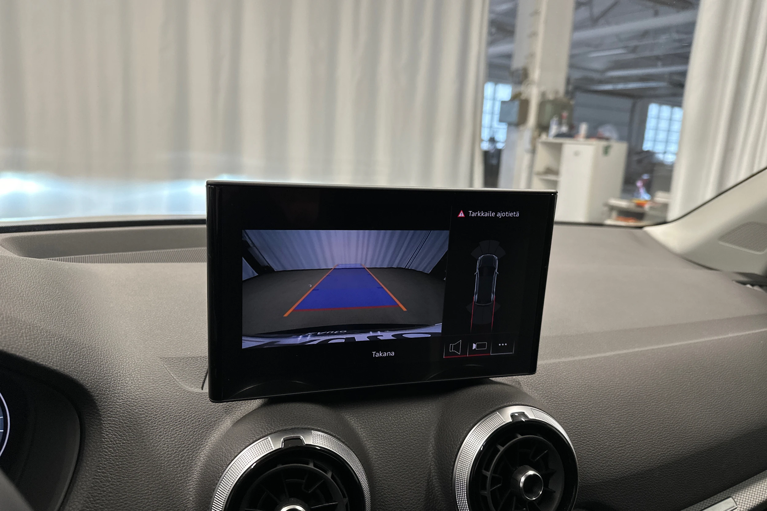 sininen Audi Q2 2024 kuva 22.