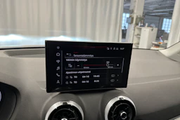 sininen Audi Q2 2024 kuva 24.