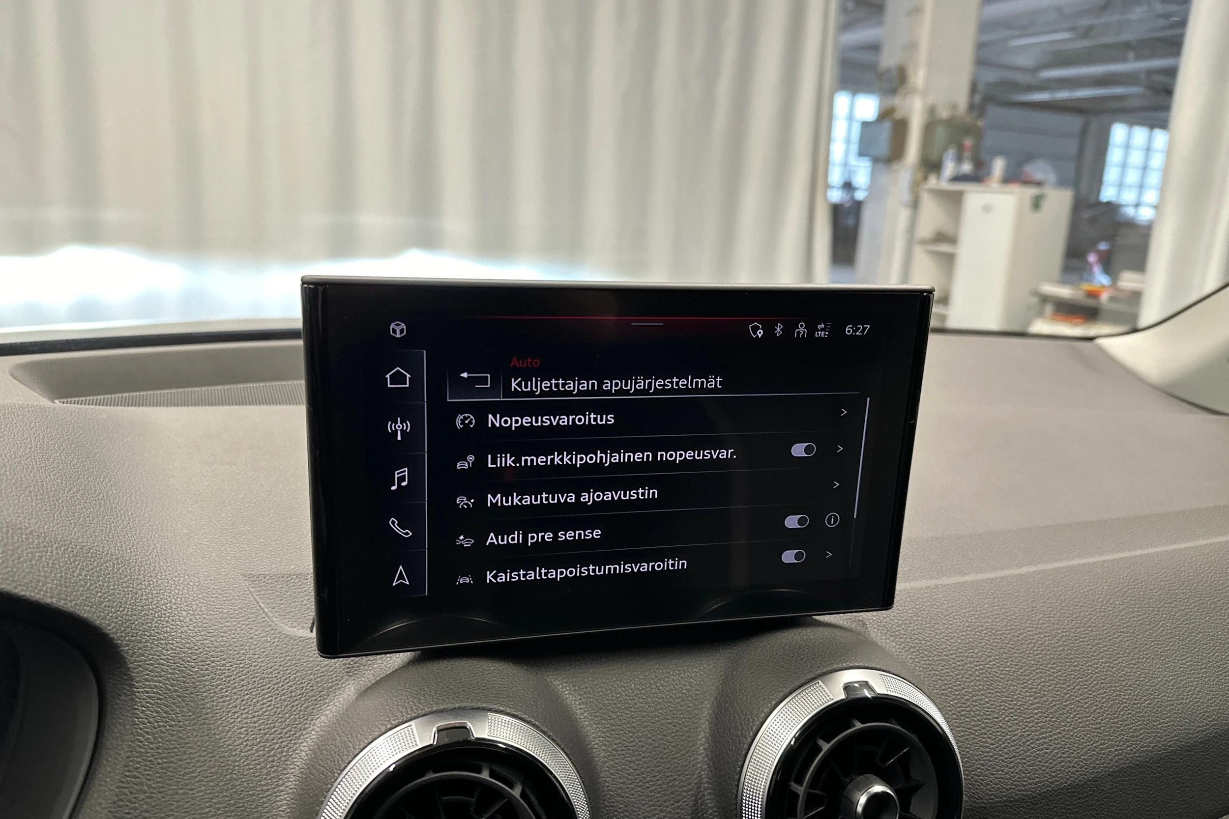 sininen Audi Q2 2024 kuva 25.