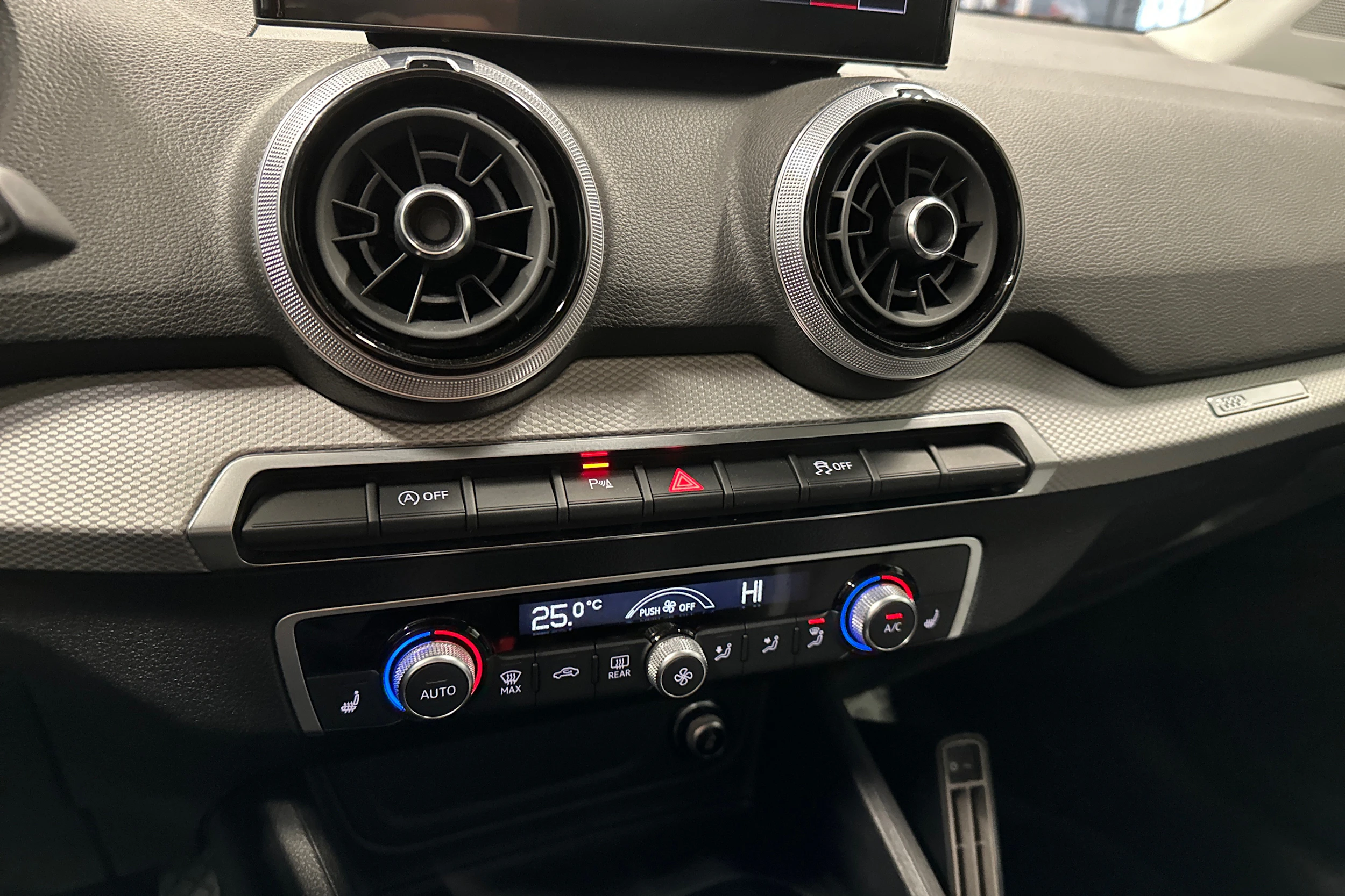 sininen Audi Q2 2024 kuva 26.