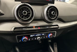 sininen Audi Q2 2024 kuva 26.