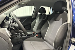 sininen Audi Q2 2024 kuva 29.