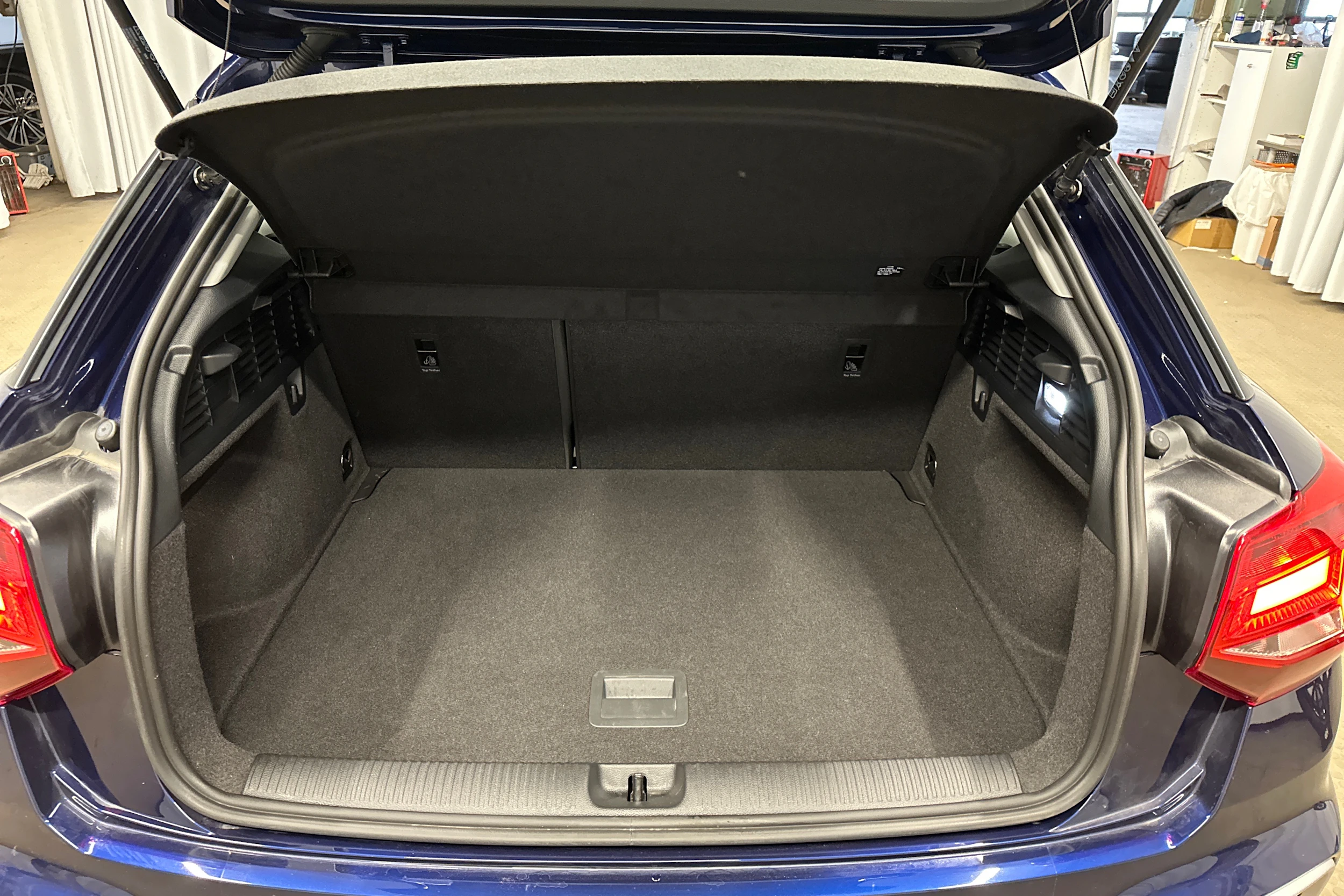 sininen Audi Q2 2024 kuva 30.