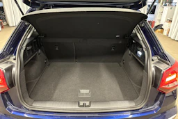 sininen Audi Q2 2024 kuva 30.