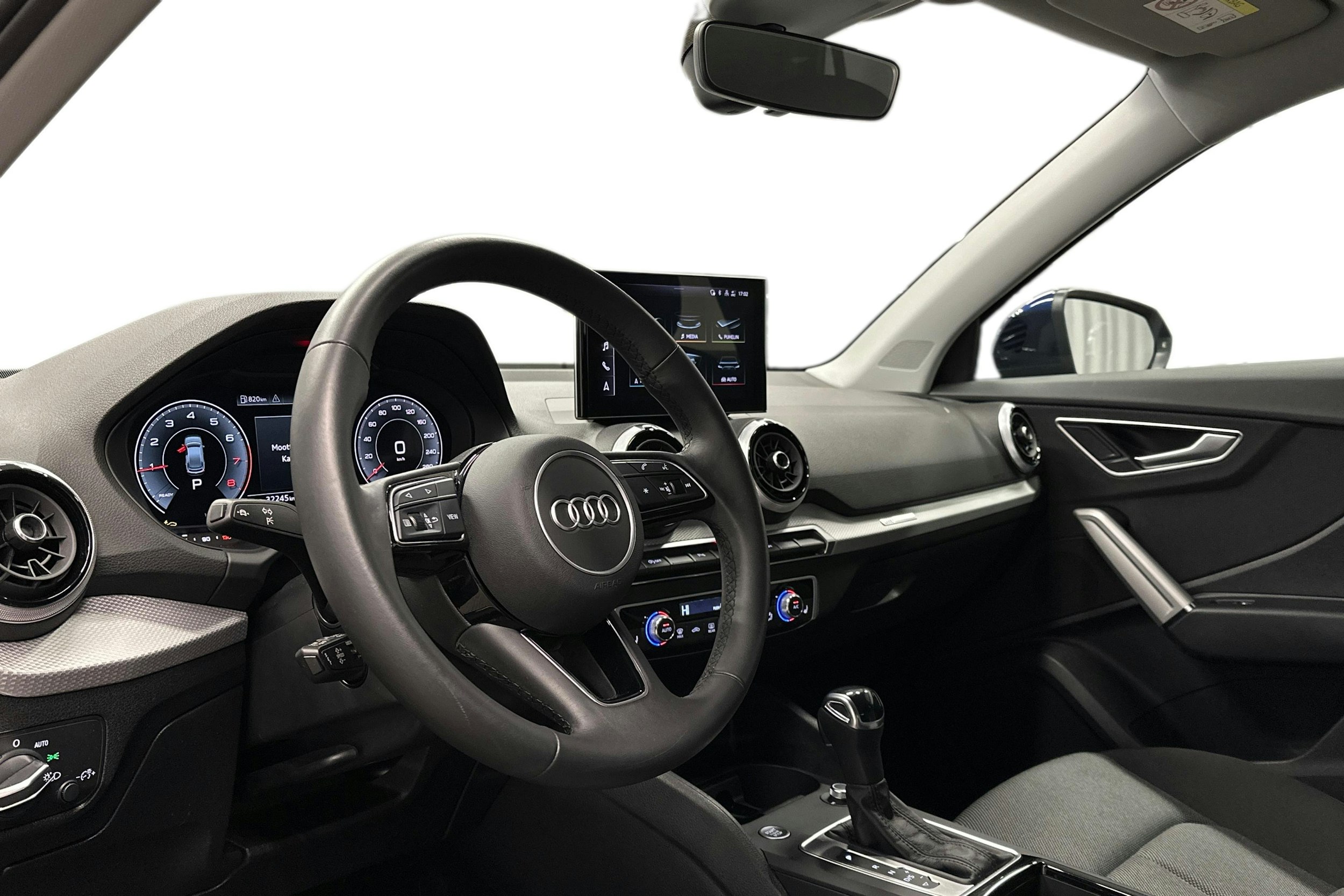 sininen Audi Q2 2024 kuva 7.