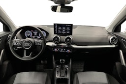 sininen Audi Q2 2024 kuva 9.