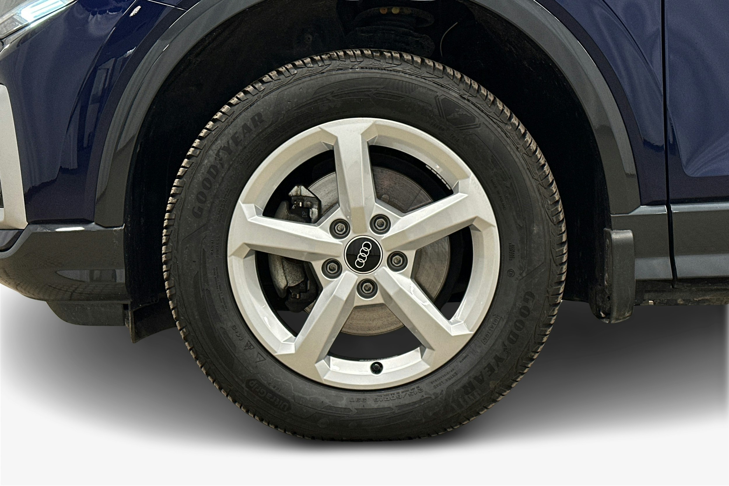 sininen Audi Q2 2024 kuva 11.