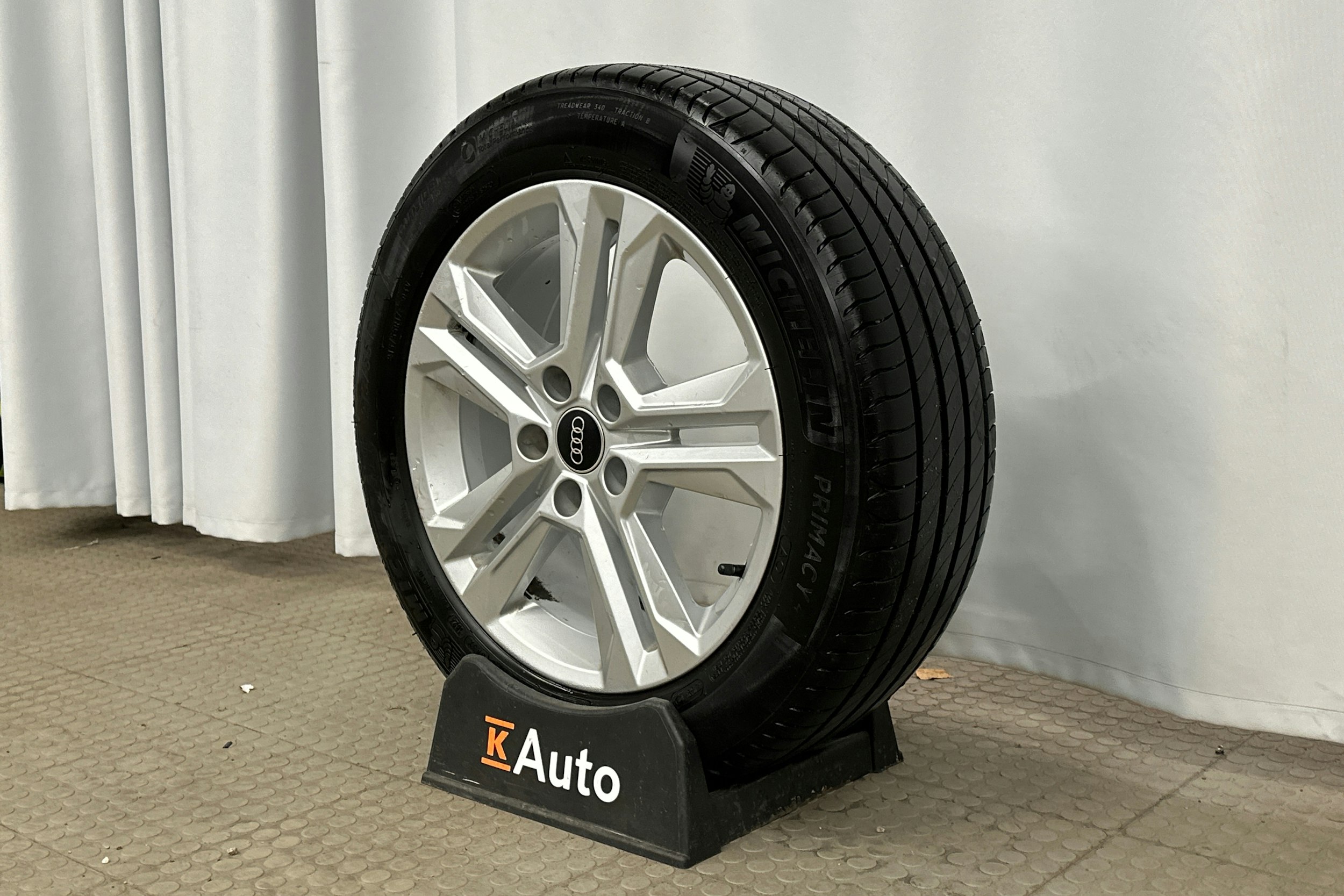 sininen Audi Q2 2024 kuva 13.