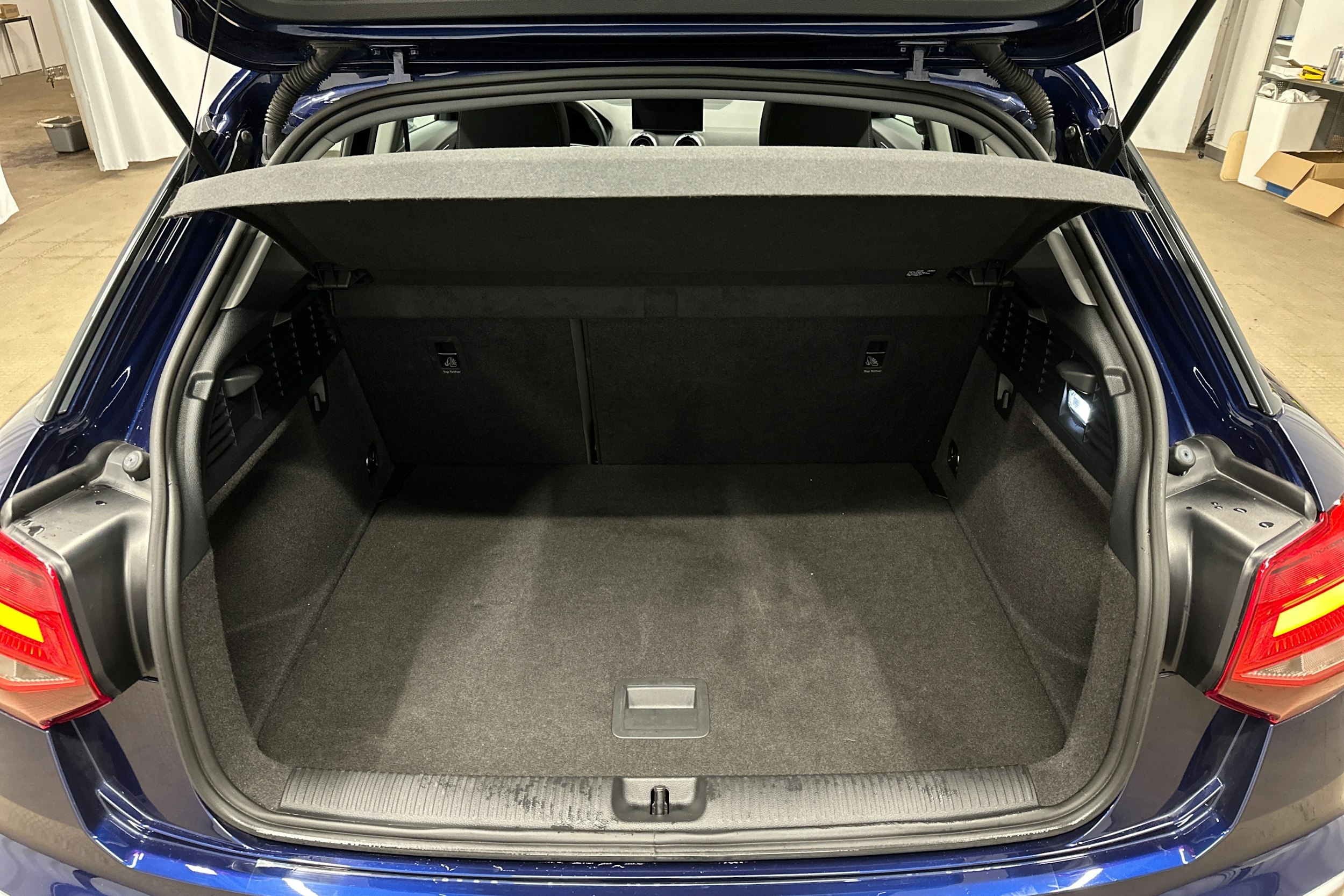 sininen Audi Q2 2024 kuva 14.