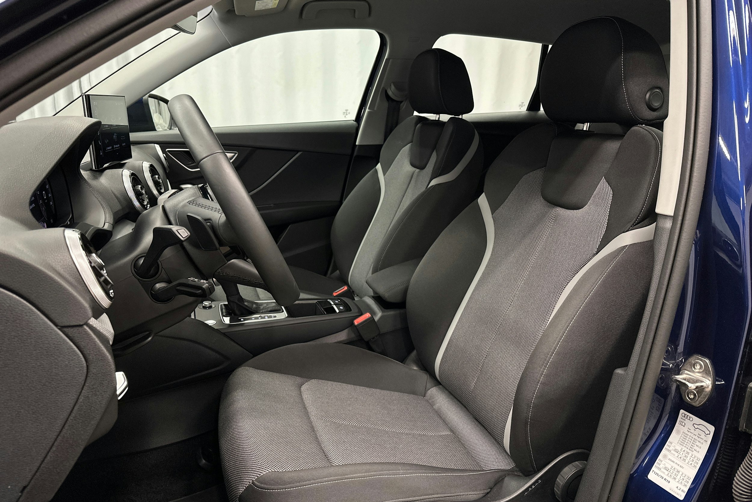 sininen Audi Q2 2024 kuva 15.