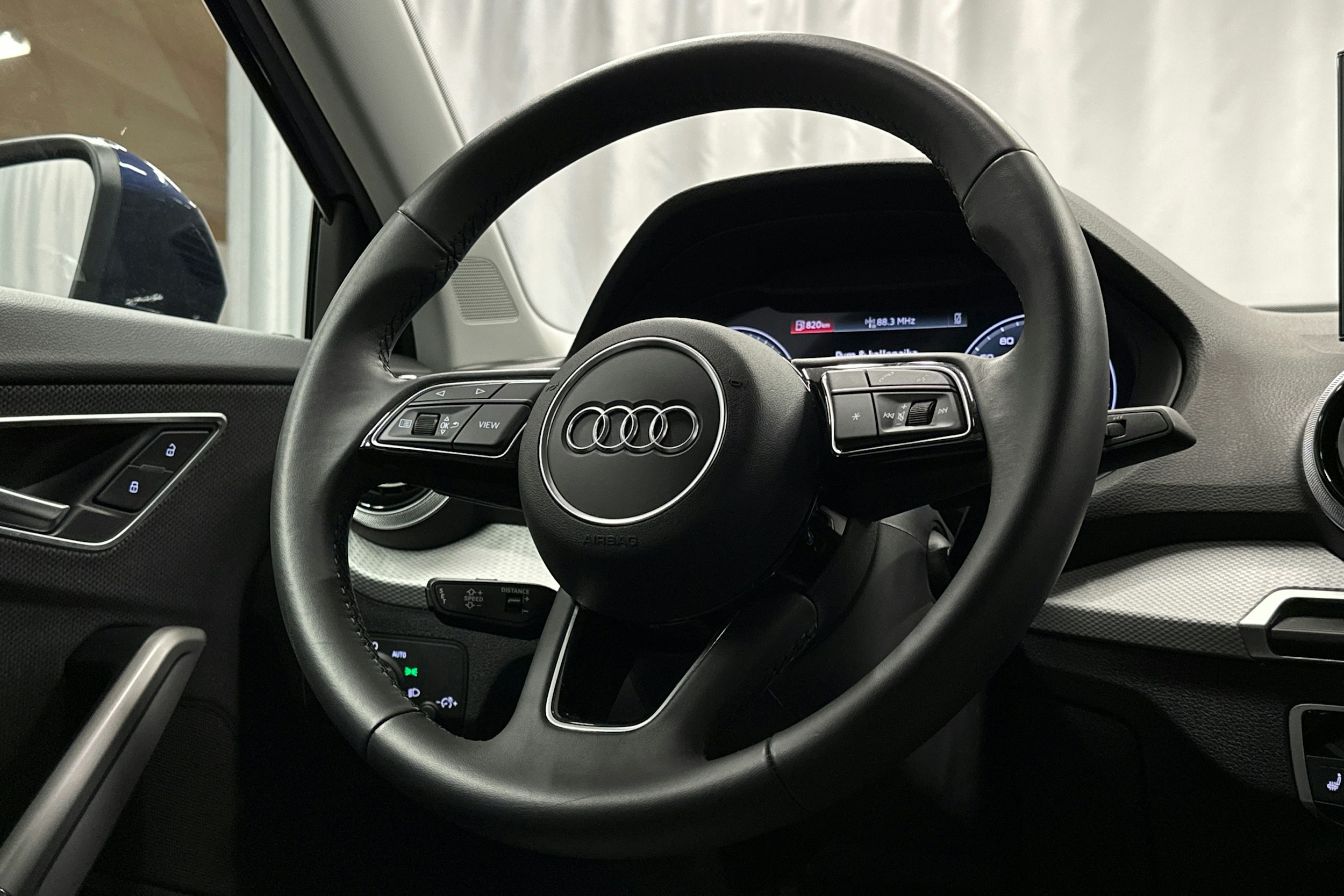 sininen Audi Q2 2024 kuva 16.