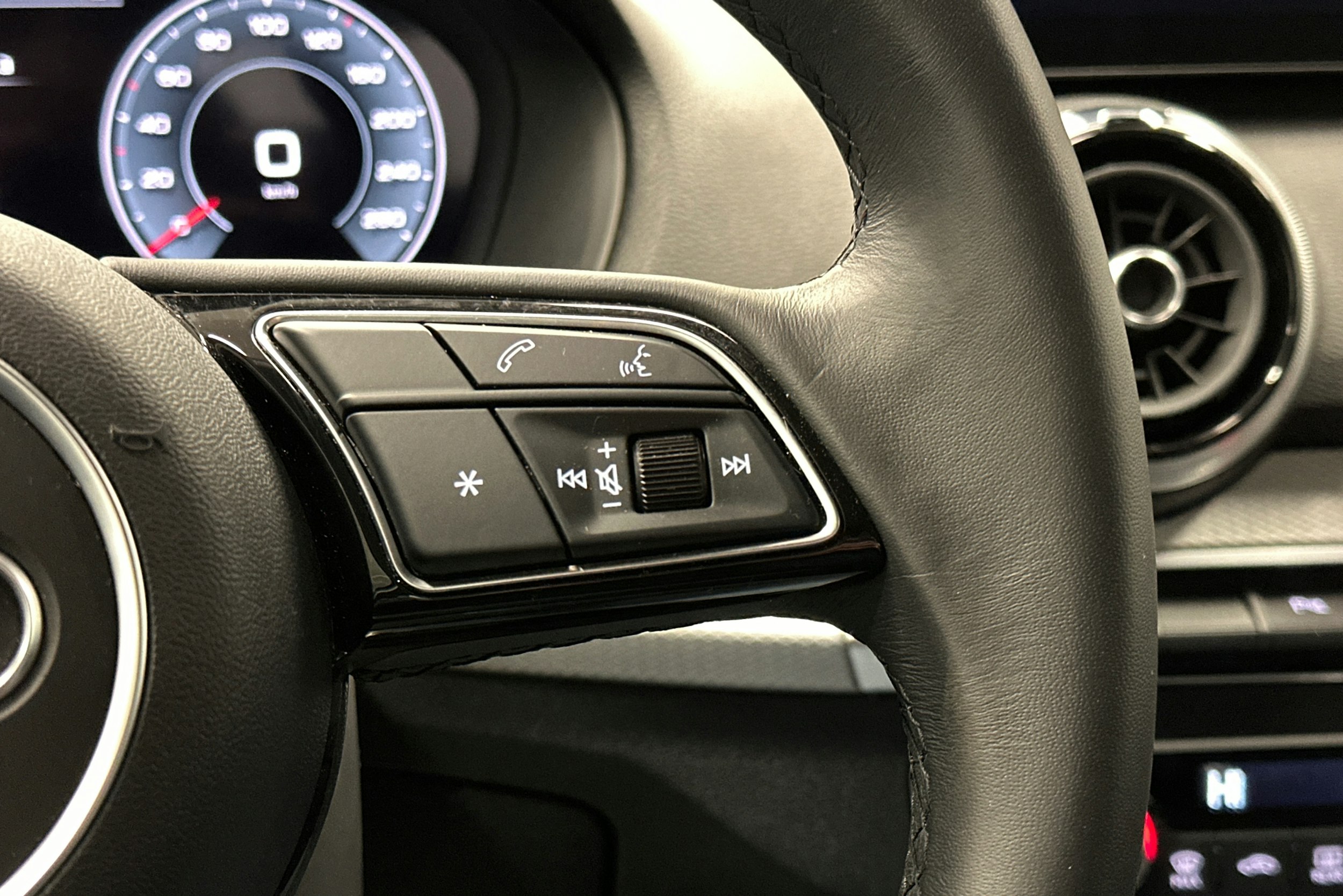 sininen Audi Q2 2024 kuva 18.