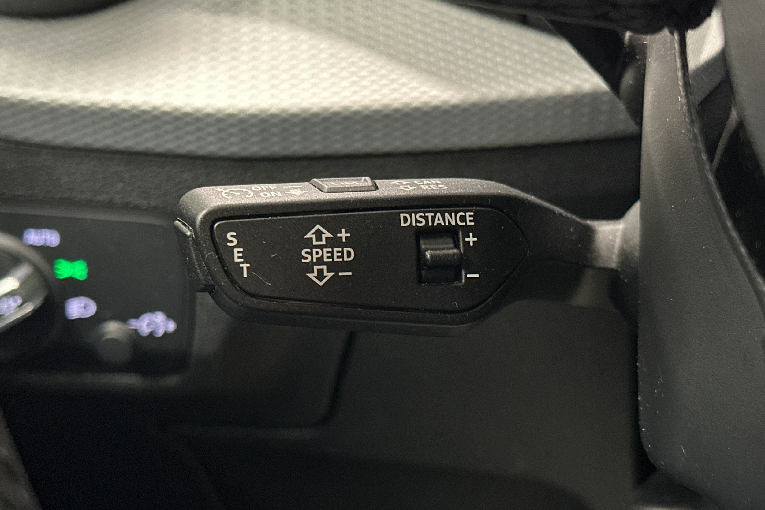 sininen Audi Q2 2024 kuva 19.