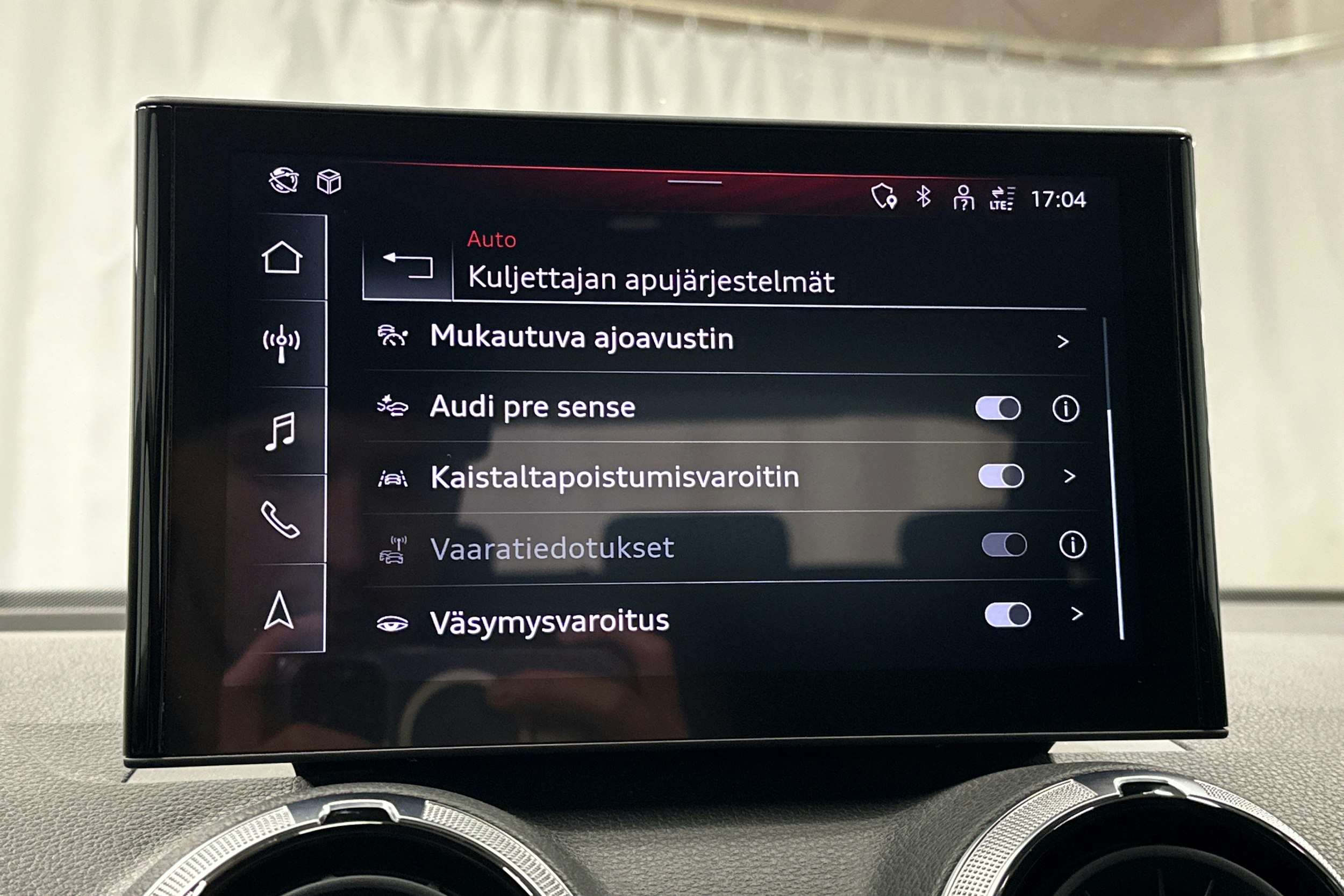 sininen Audi Q2 2024 kuva 24.