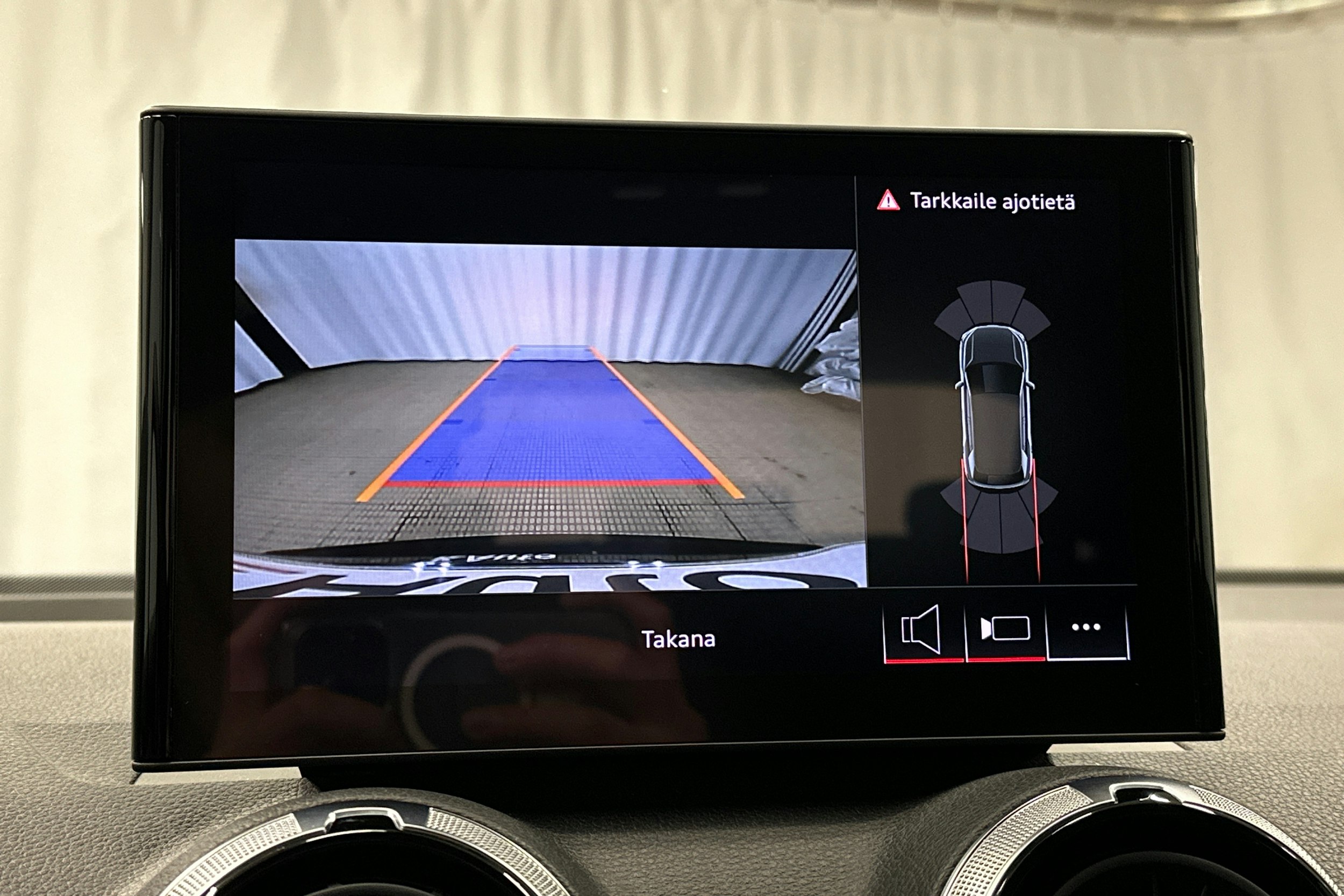 sininen Audi Q2 2024 kuva 25.