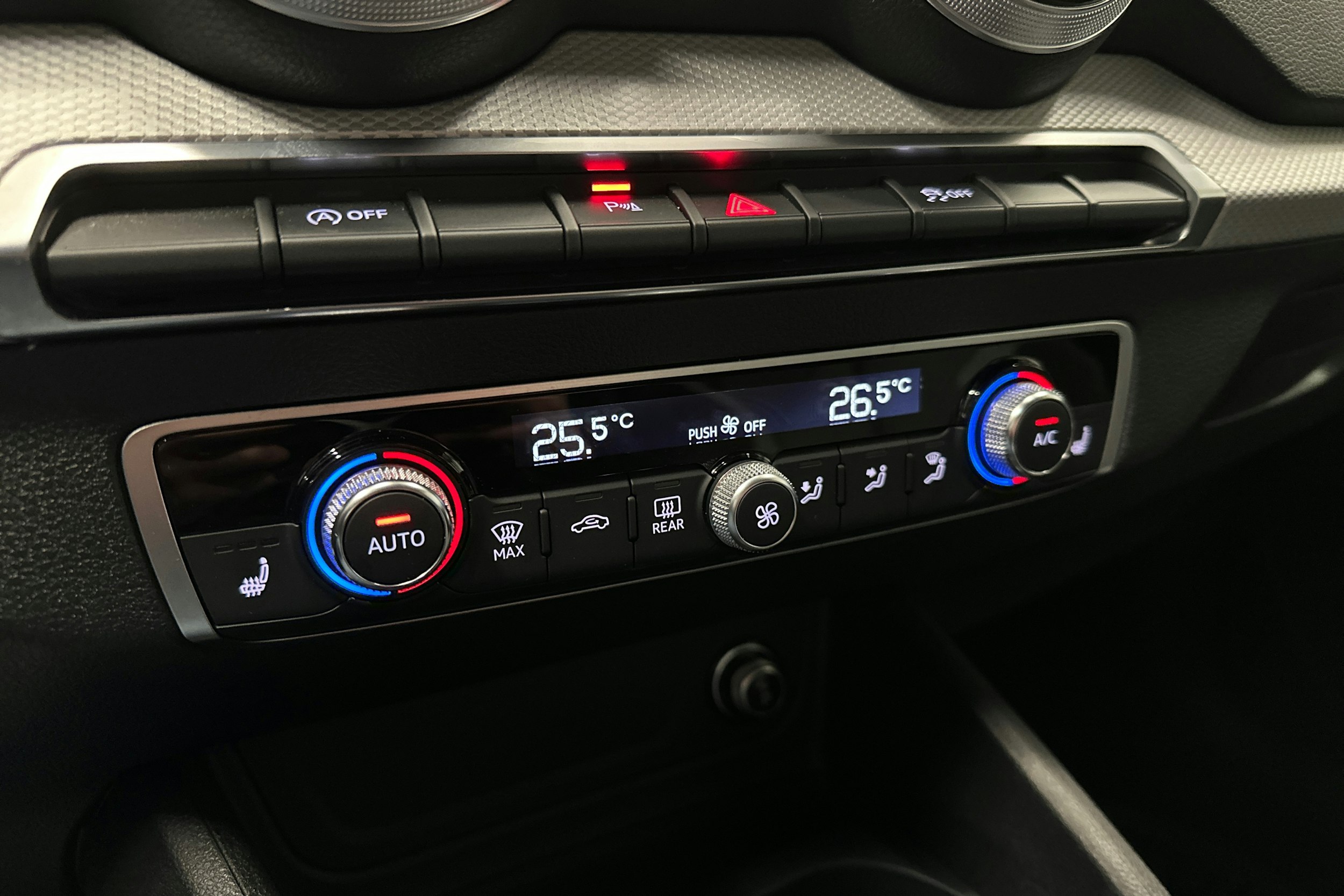 sininen Audi Q2 2024 kuva 26.