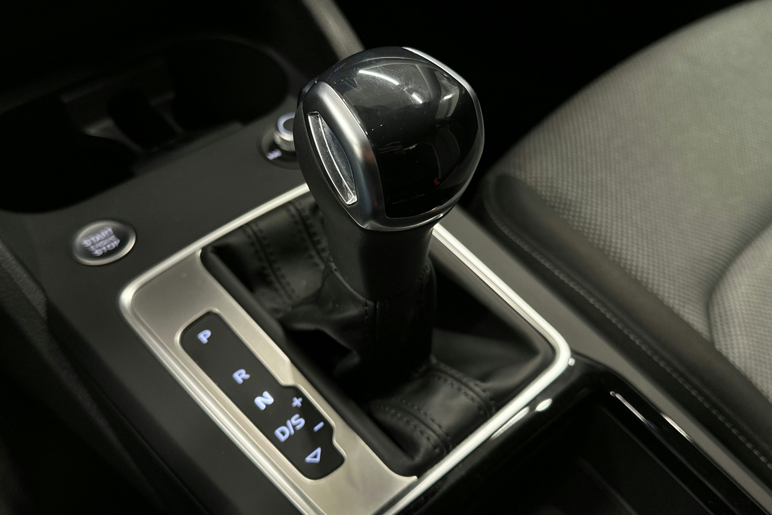 sininen Audi Q2 2024 kuva 27.