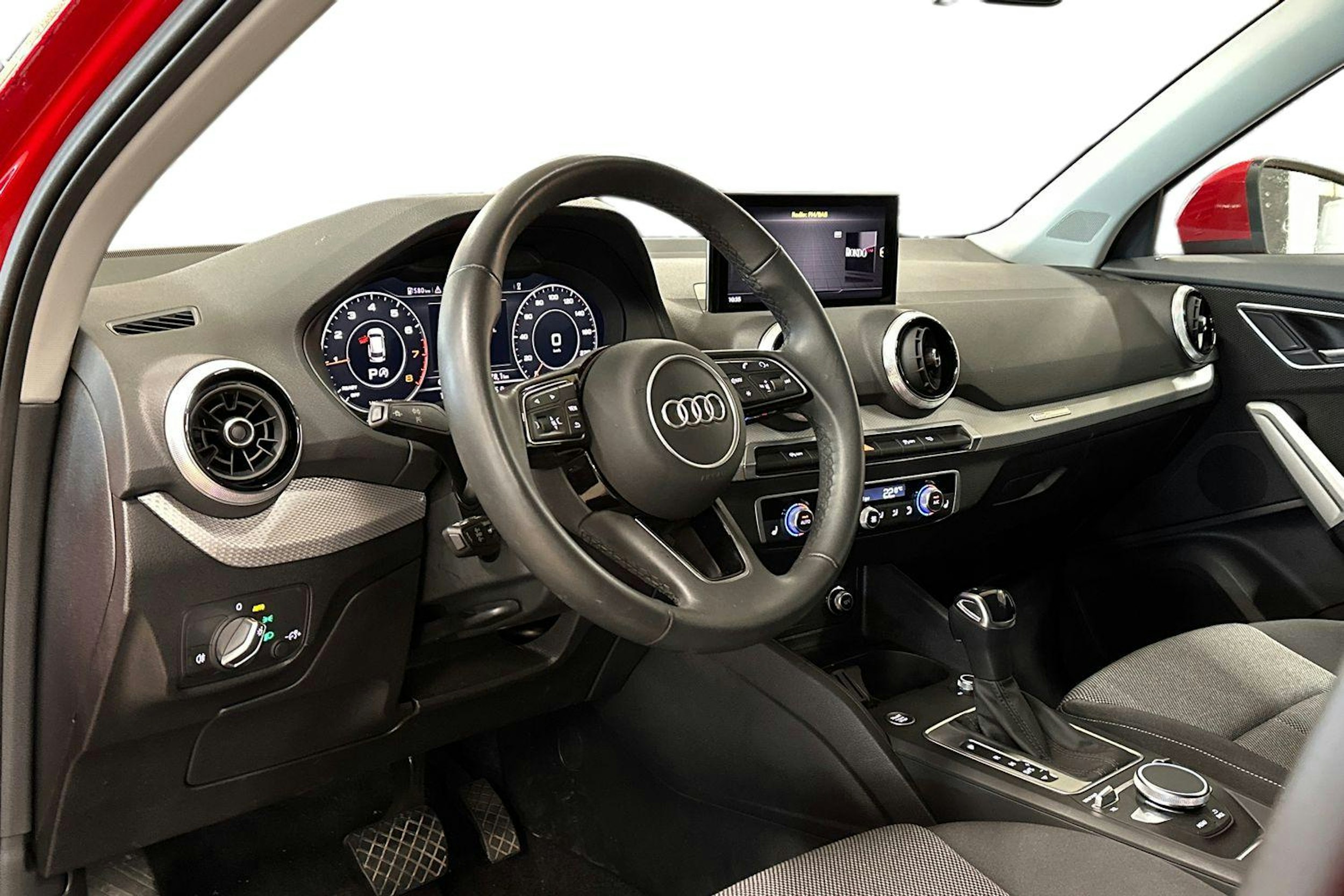 punainen Audi Q2 2024 kuva 3.