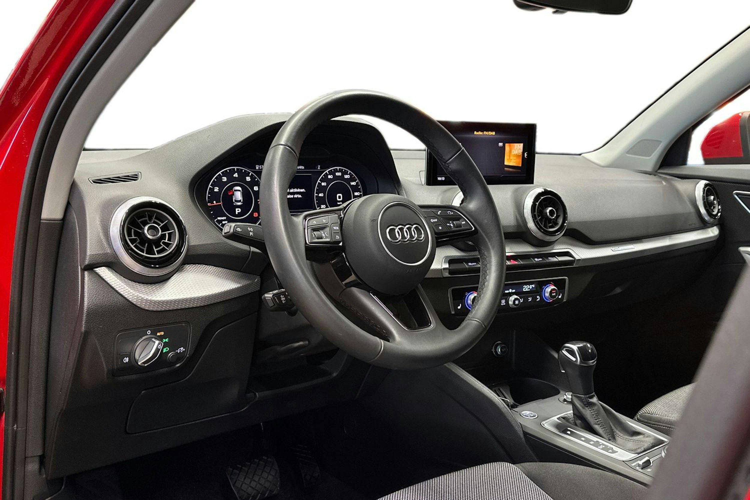 punainen Audi Q2 2024 kuva 7.