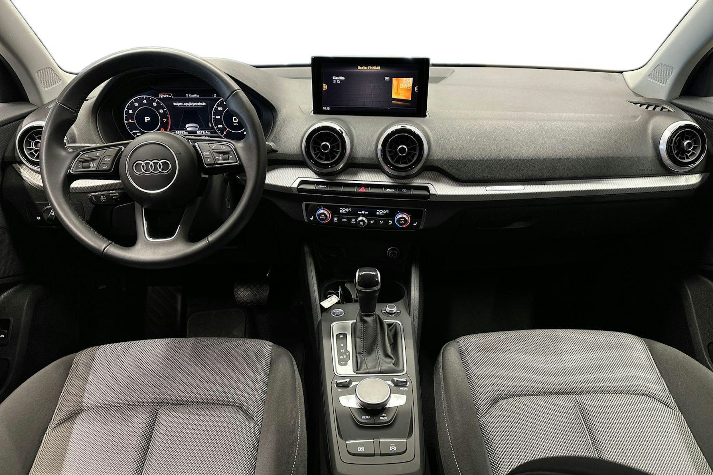 punainen Audi Q2 2024 kuva 9.
