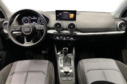 punainen Audi Q2 2024 kuva 9.