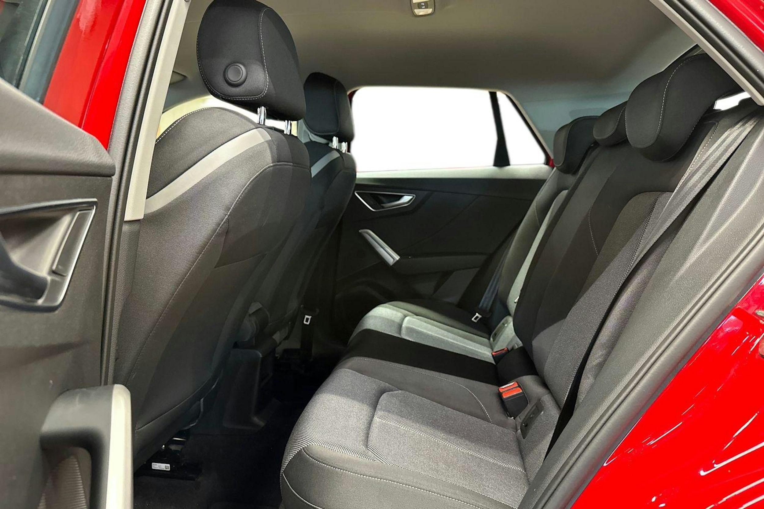punainen Audi Q2 2024 kuva 10.