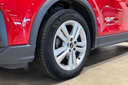 punainen Audi Q2 2024 kuva 11.